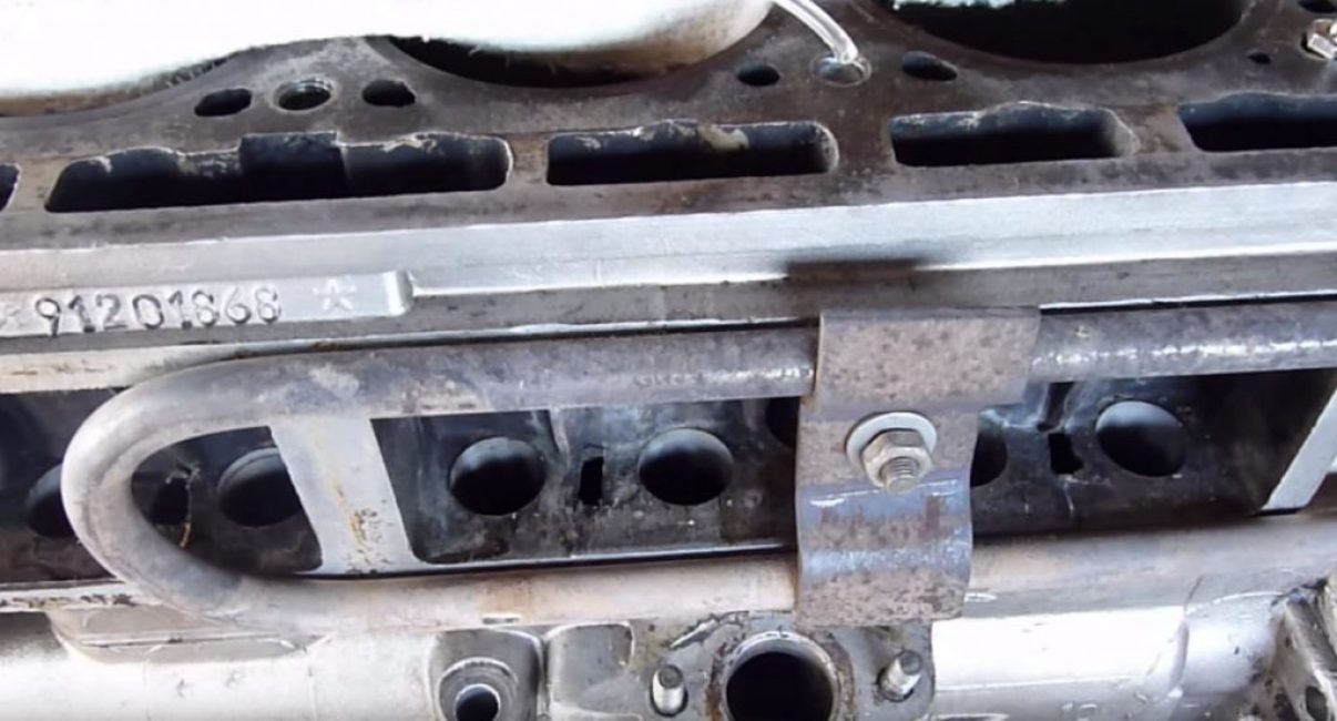 Pour accélérer la réaction, on chauffe le bloc moteur avec un élément chauffant