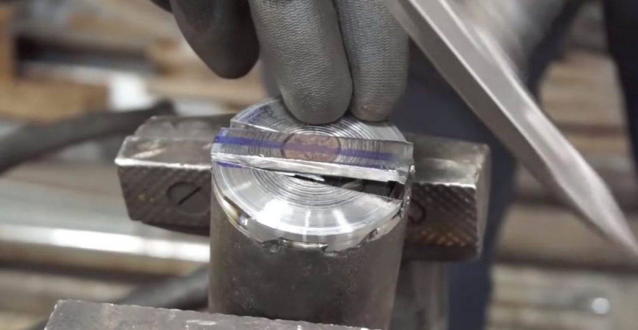 Découpez un trou rectangulaire au centre du bouchon.