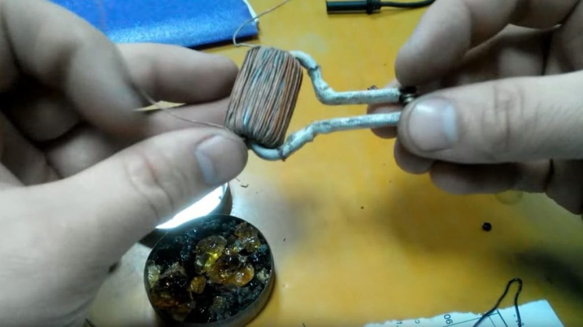 Nous mettons l'anneau sur un bus en cuivre isolé