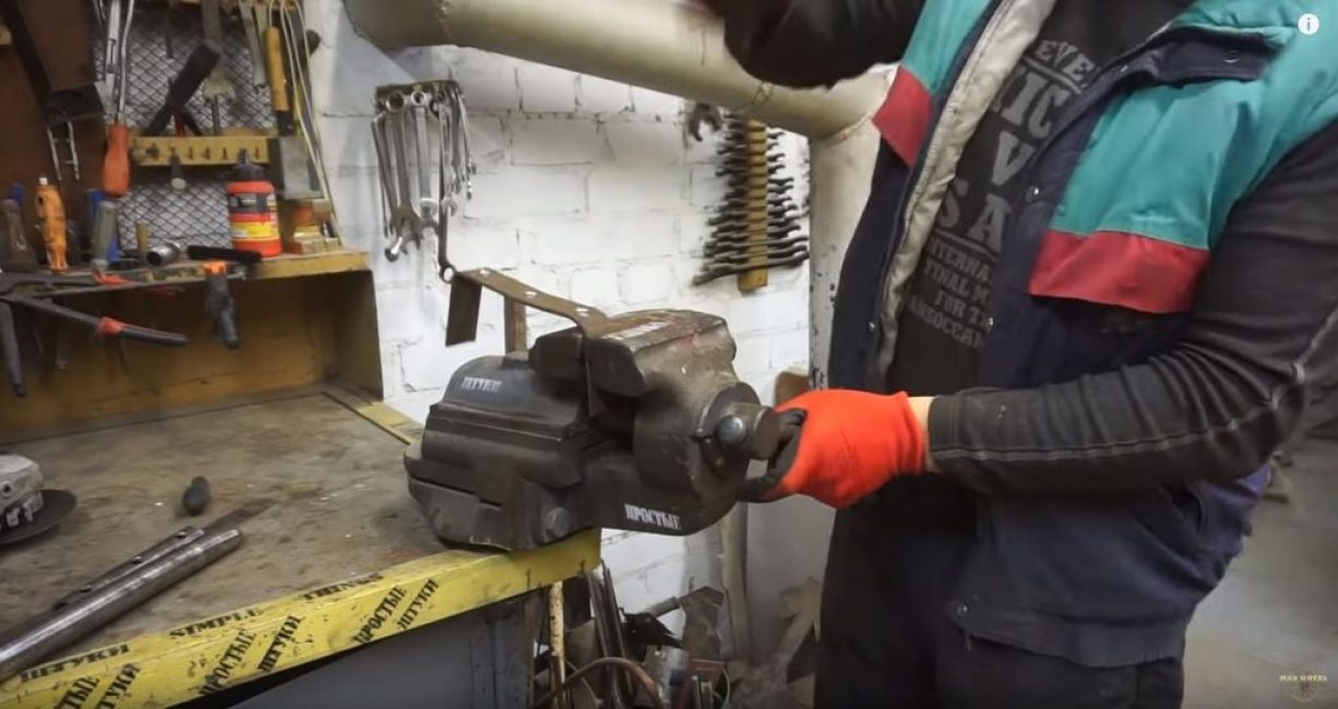 Pliez les deux côtés de la plaque métallique à un angle de 90 degrés