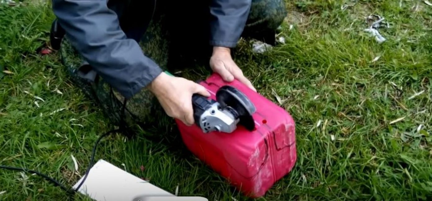 À l'aide d'un broyeur, coupez l'excédent