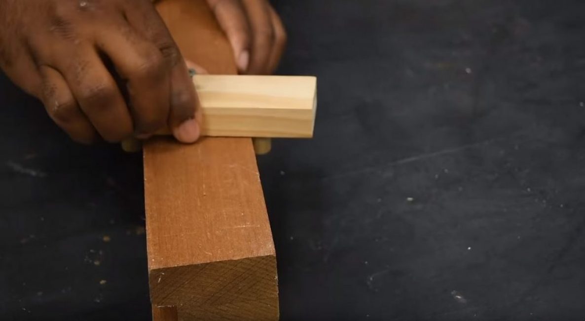 Nous réalisons notre appareil le long d'une poutre en bois