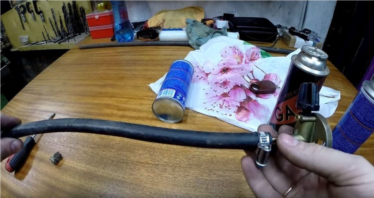 Nous attachons une pièce du brûleur au tuyau