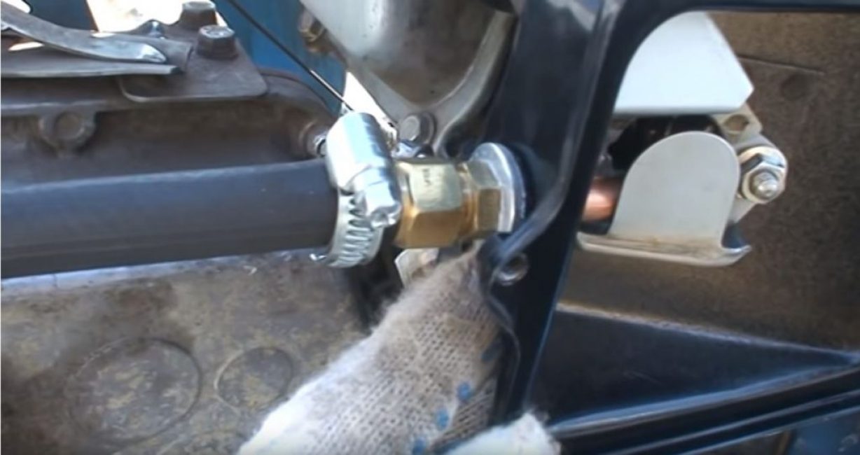 nous passons le tube à travers et le serrons avec un raccord