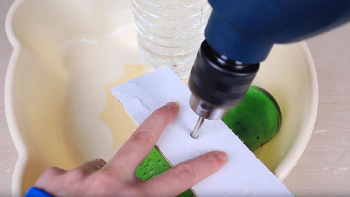 Nous forons des trous avec une perceuse tubulaire revêtue de diamant