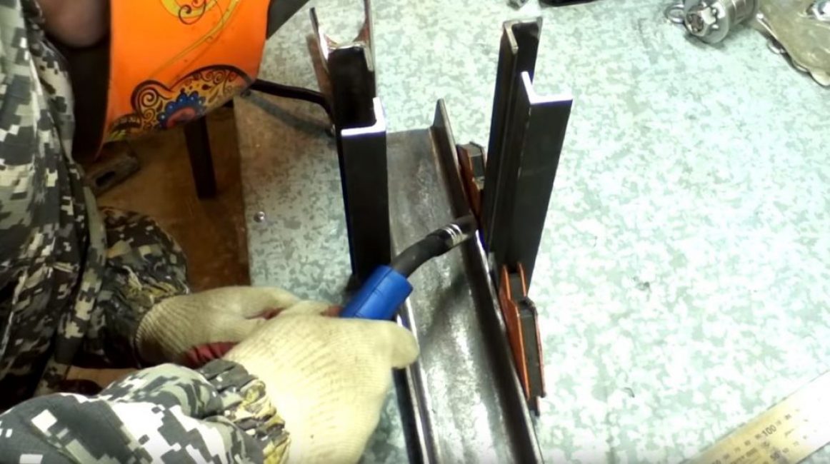 Nous soudons les coins à la base du canal