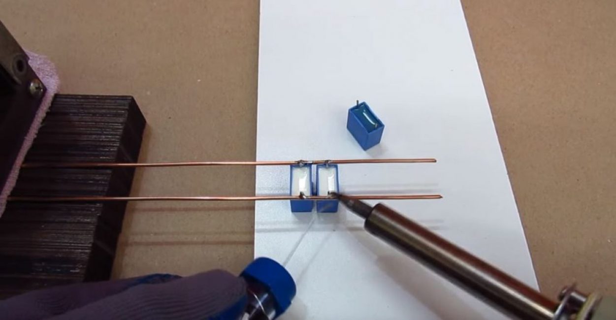 Sur des fils de cuivre on monte une batterie de condensateurs