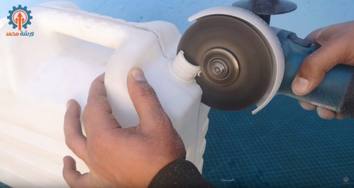 couper le bidon en deux avec un broyeur