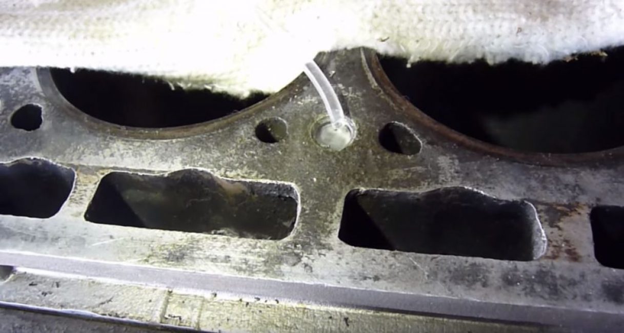 Une réaction violente a commencé dans le trou d'acide.