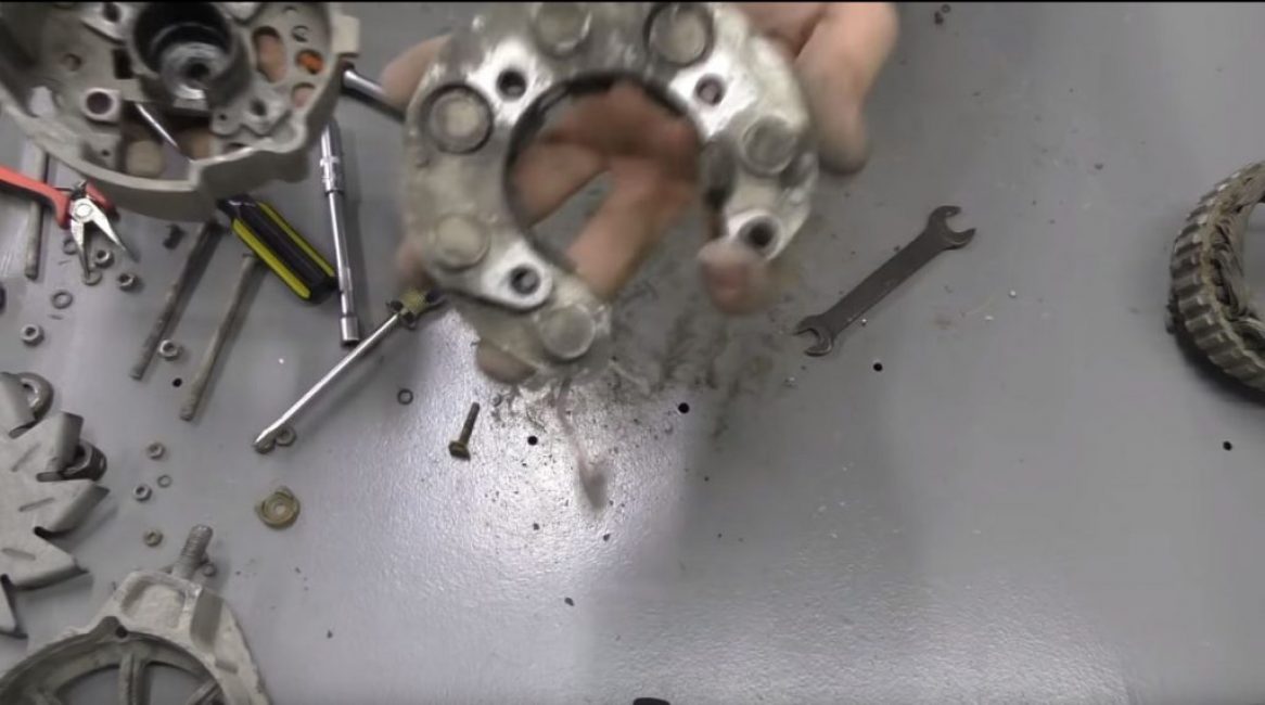 Déconnecter et retirer le bloc redresseur