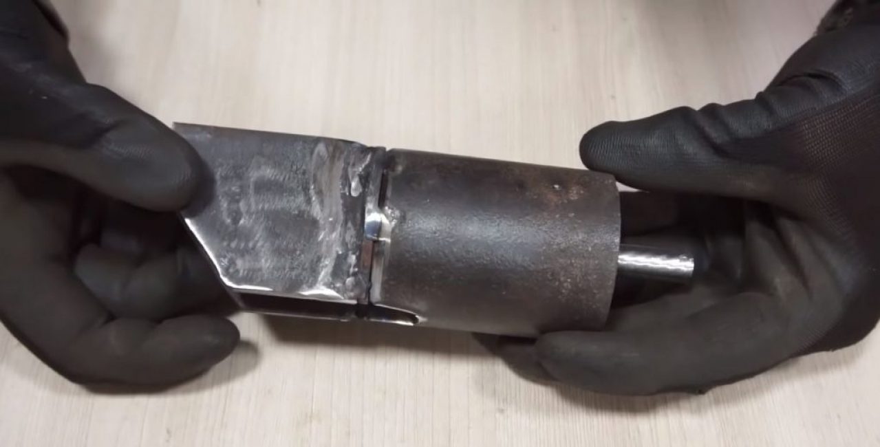 D'une feuille de métal mince, nous avons découpé deux yeux