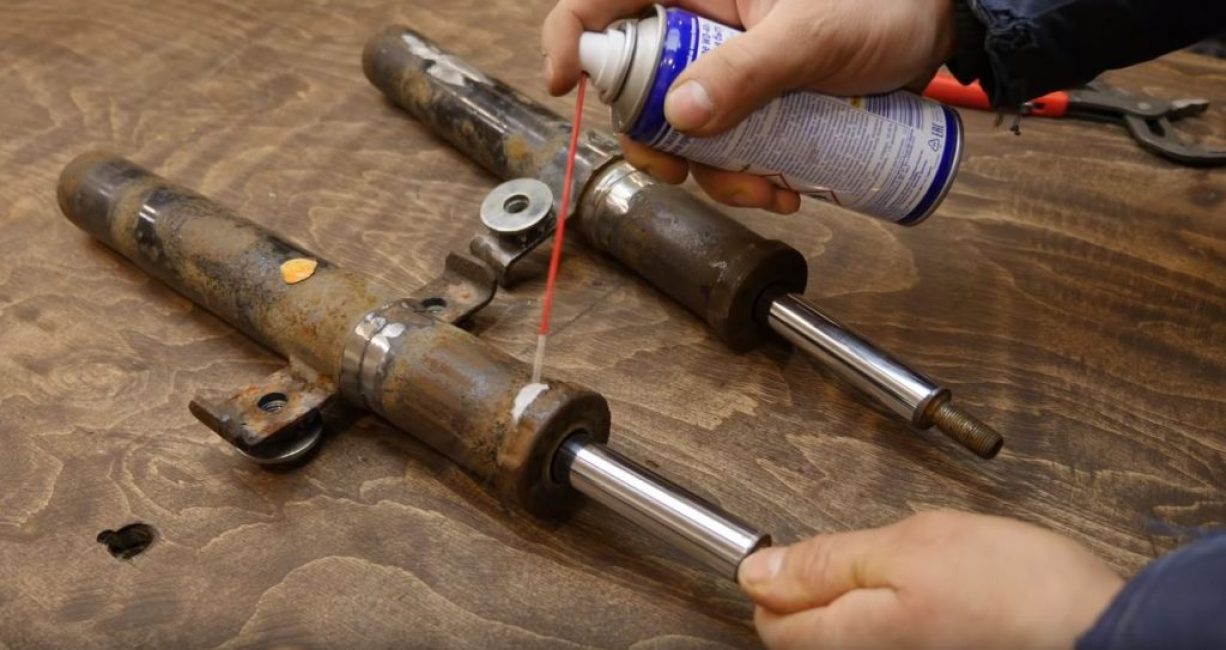 Nous traitons avec de la graisse WD-40 les endroits où les bouchons s'adaptent aux boîtiers