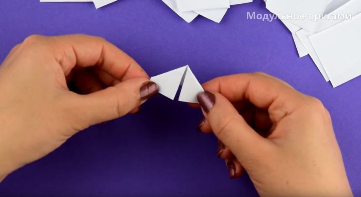 Développez le pli vertical et pliez les côtés du rectangle vers le pli central