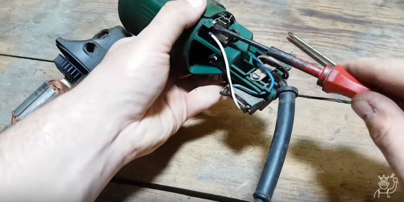 On dévisse les vis fixant le stator du moteur électrique