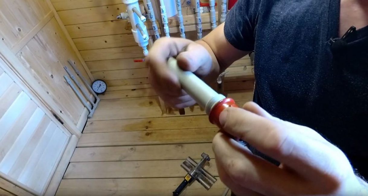 Le tuyau peut être facilement dévissé du raccord