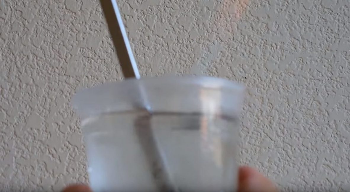 tremper la pointe du tournevis dans un verre d'eau froide