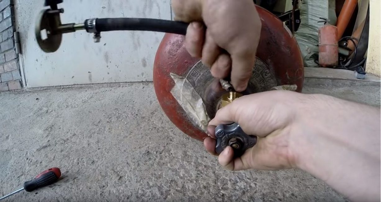 Couchez le réservoir de propane sur le côté