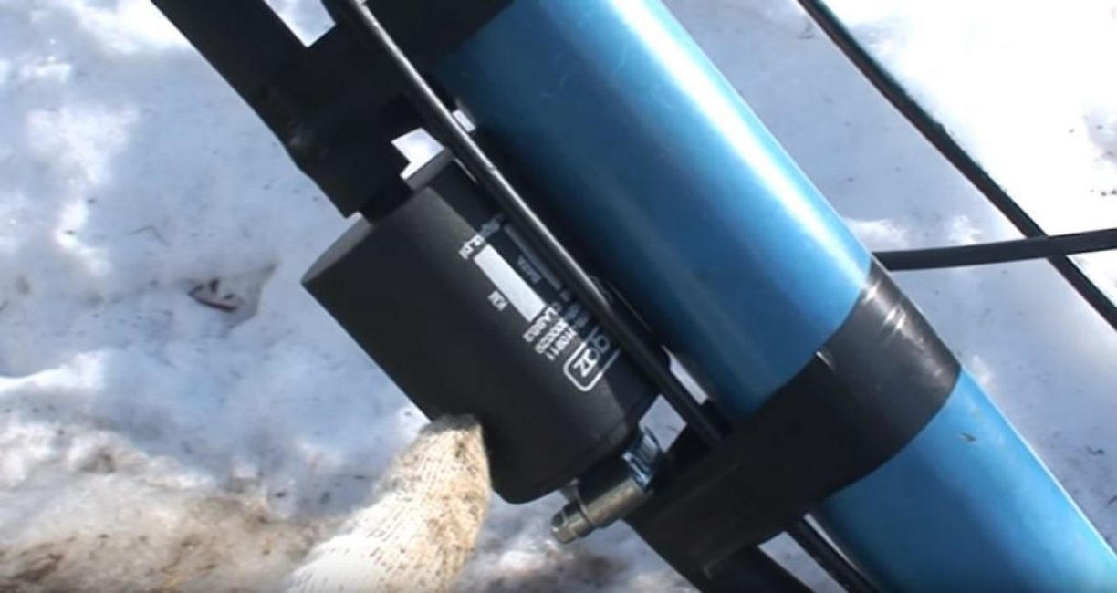 Nous posons le tuyau le long de la poignée du tracteur à conducteur marchant