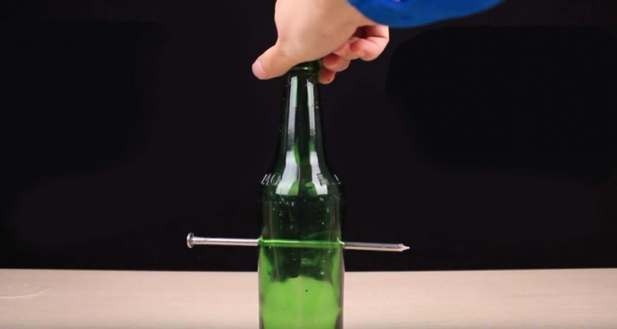 Insérez un clou dans les trous obtenus