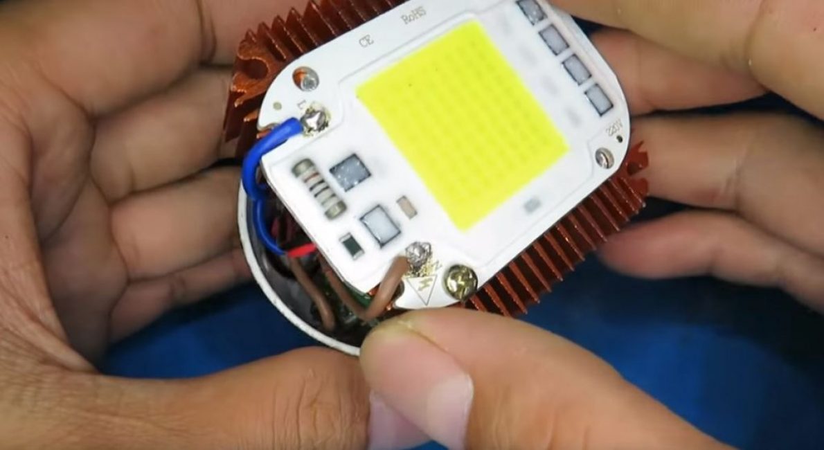 Nous plaçons la matrice sur le corps et la collons avec de la superglue