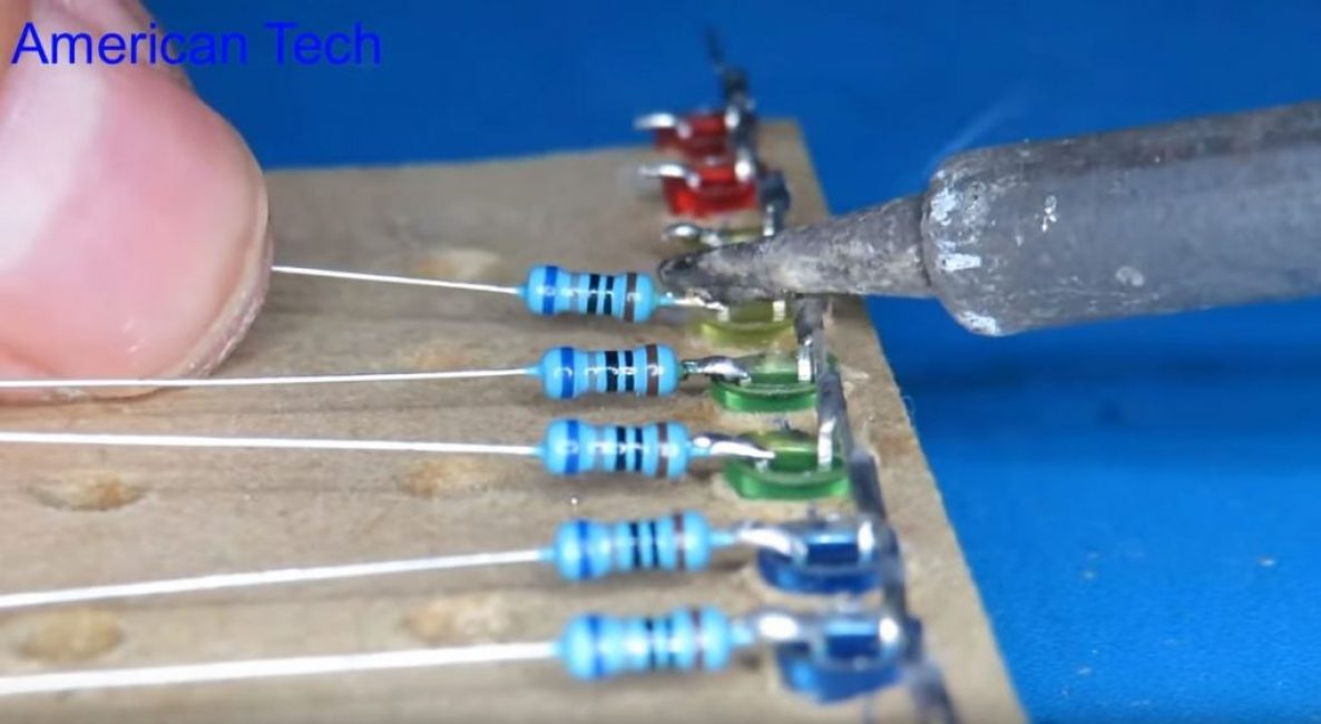 Indicateur de niveau sans transistors ni microcircuits