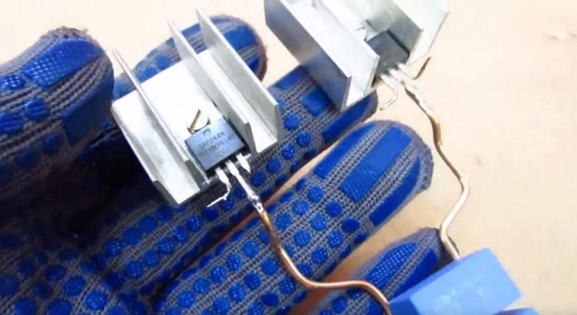 souder les pattes des transistors