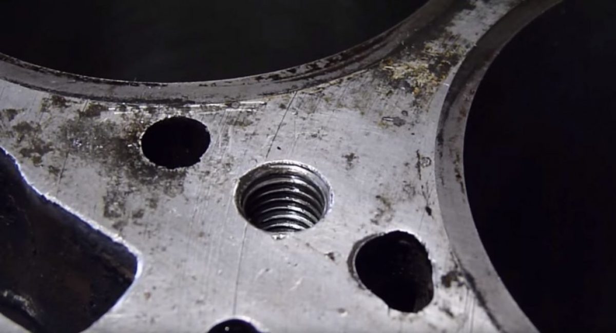 Nous conduisons le fil avec un robinet