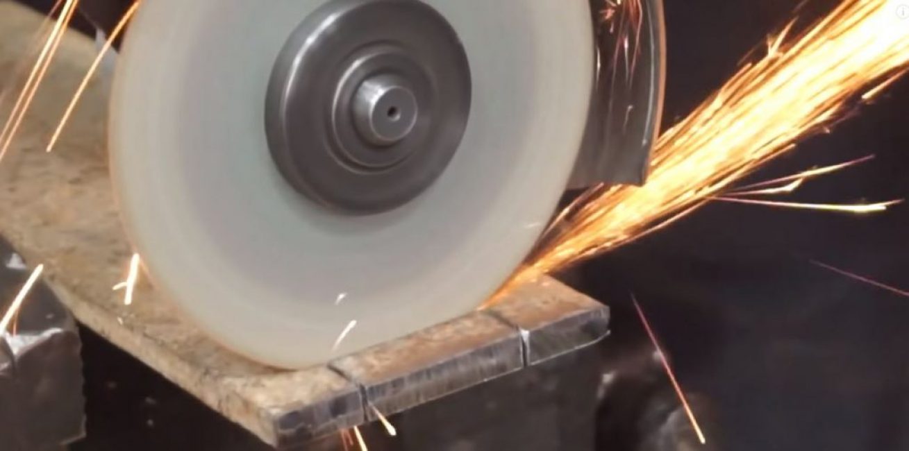 À la fin de la pièce au centre, découpez un rectangle