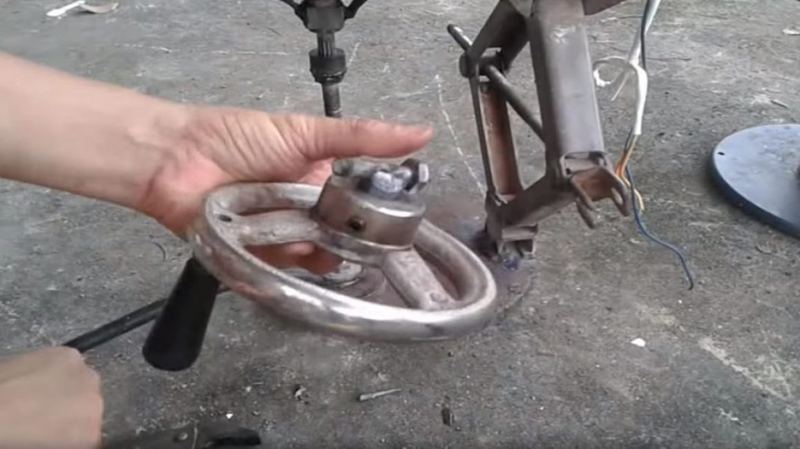 souder le volant à la vis de réglage du cric