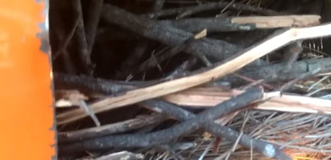 Nous mettons du bois de chauffage dans un trou rectangulaire