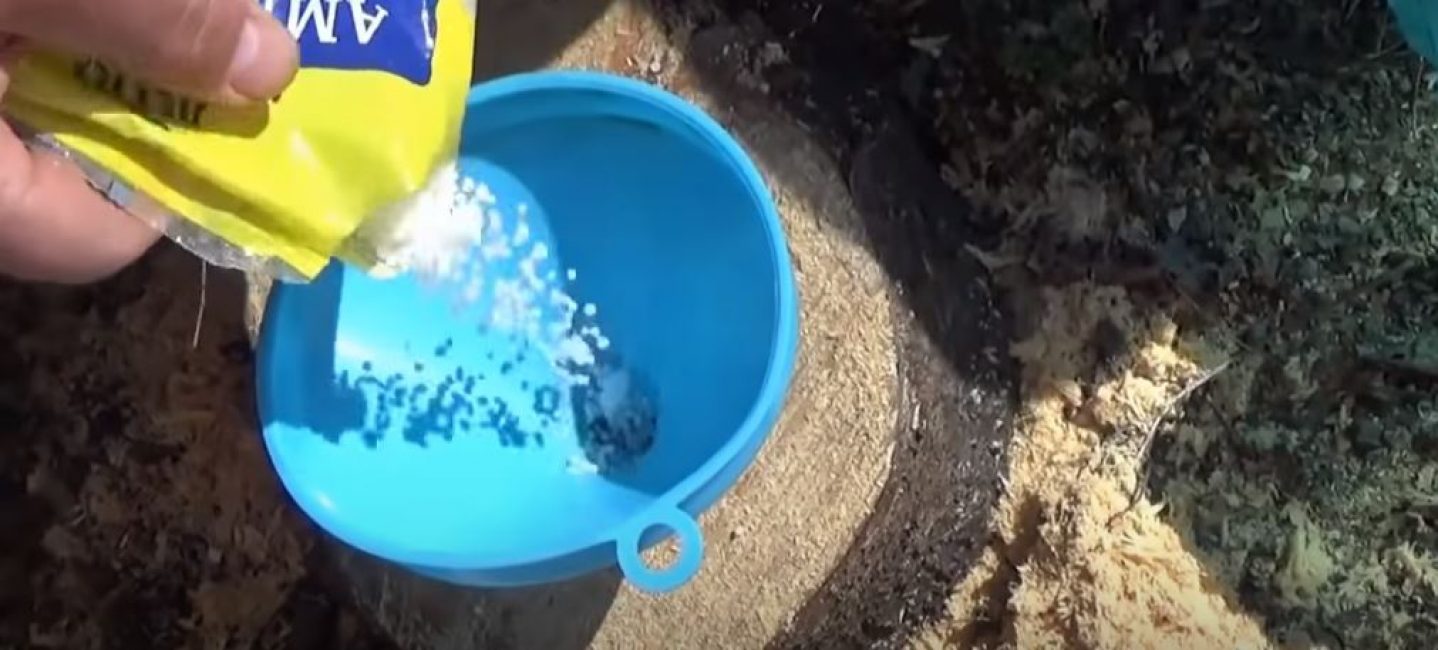 Nous insérons un entonnoir dans le trou et y versons du salpêtre dans les trous percés.