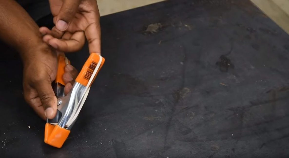 Nous tirons les extrémités sur les poignées des pinces