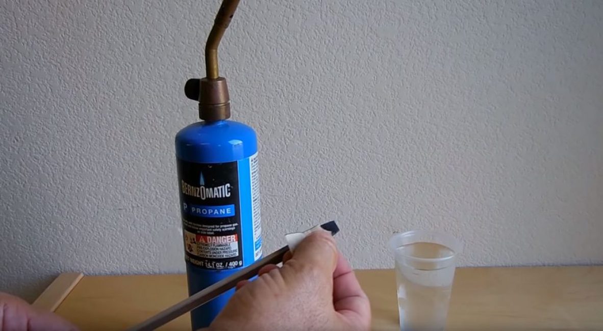 enlever les dépôts de carbone avec du papier de verre