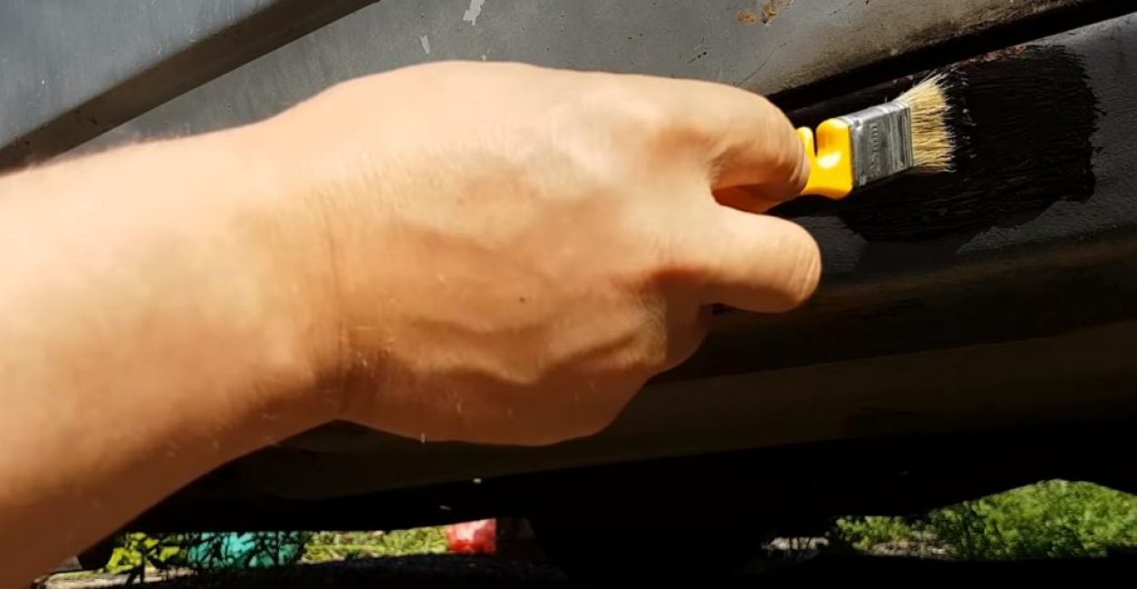 le plastique noir s'adapte très bien sur n'importe quelle surface