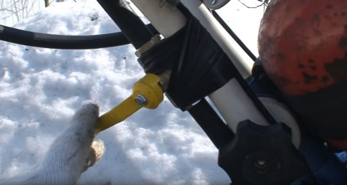 Ensuite, le tuyau monte plus haut jusqu'au volant