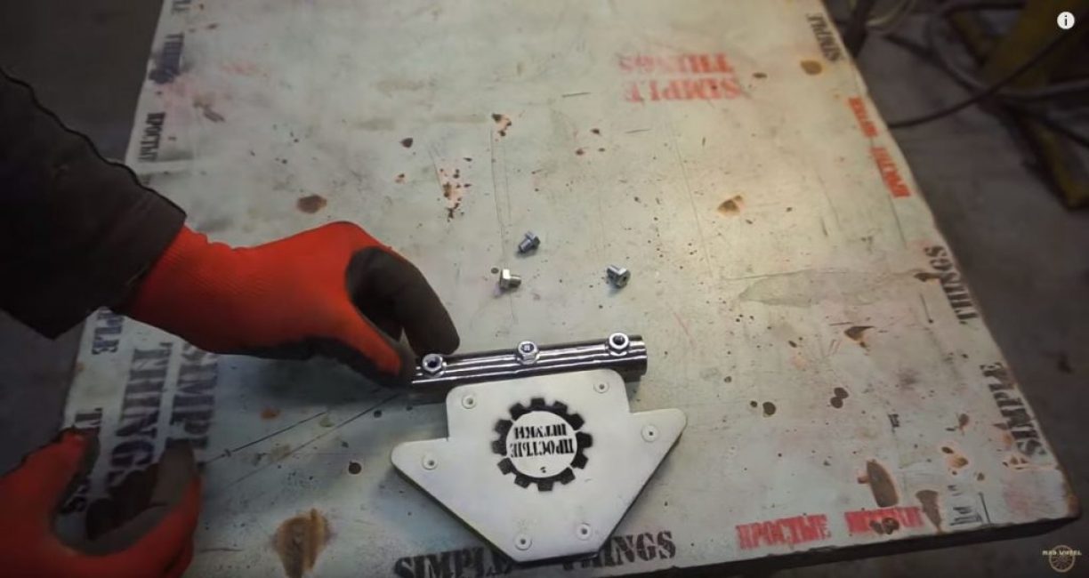 mettre la bride vers le bas trois écrous