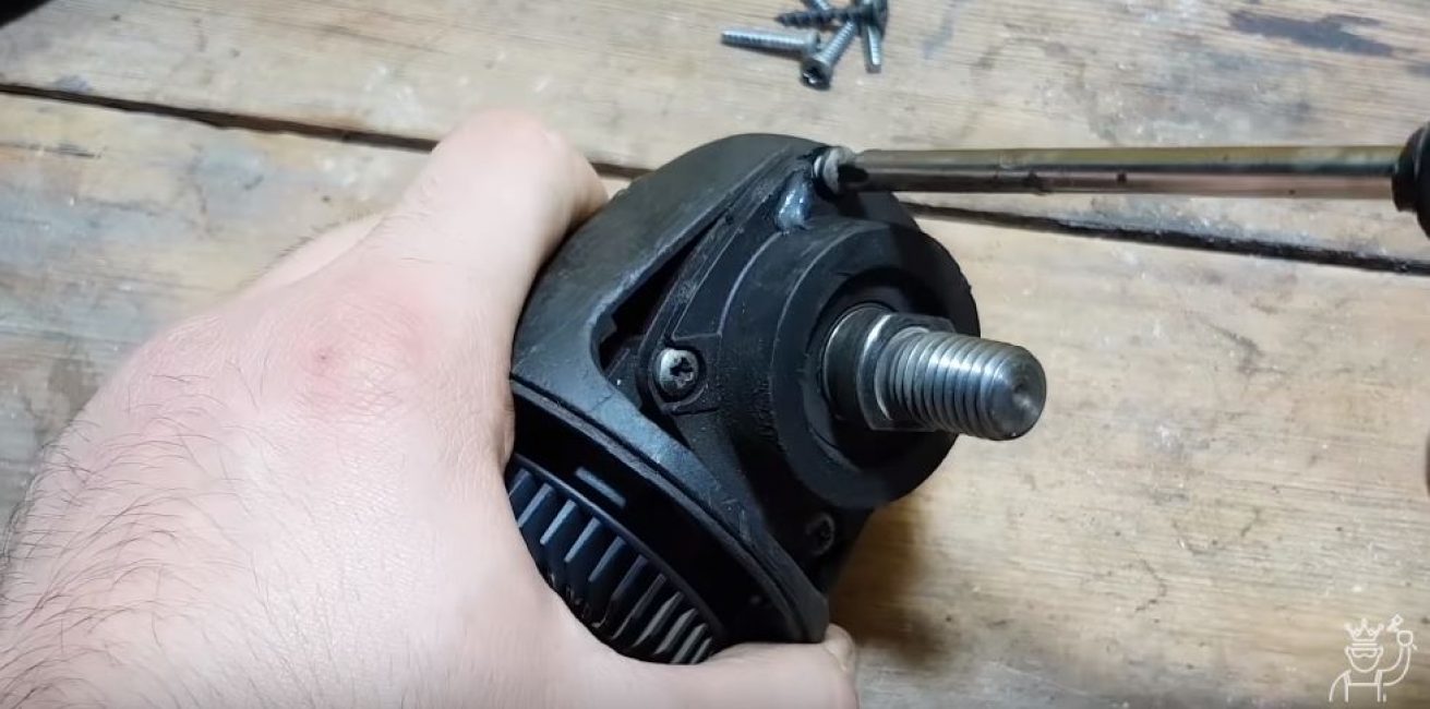 Nous dévissons les vis fixant le couvercle de la boîte de vitesses