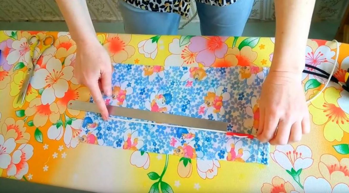 on place le trombone à une distance de 25 cm du bout du lacet