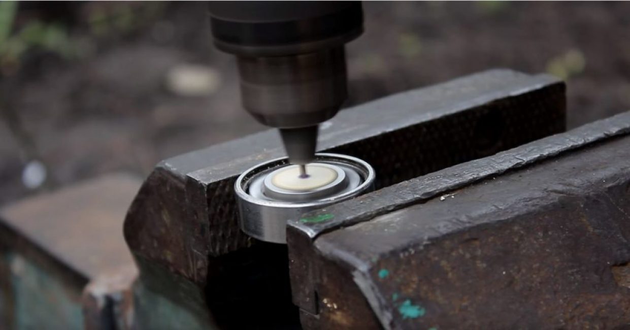 Percez un trou au centre marqué de la cheville