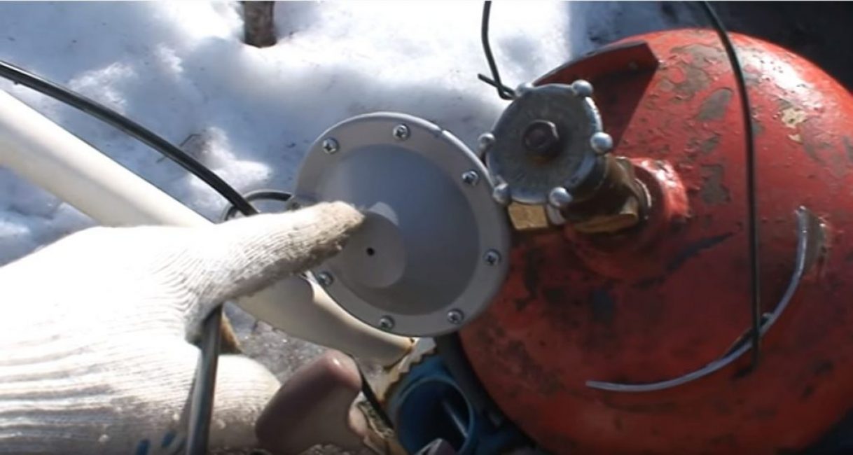 fixer le tuyau au réducteur