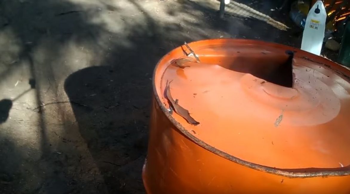 De la fumée sortait de l'échappement