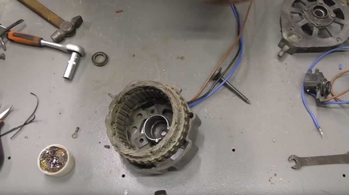 Nous connectons les fils du stator dans un faisceau