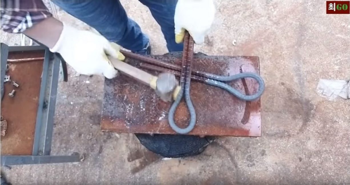 À l'aide d'un marteau, soulevez les têtes de charnière