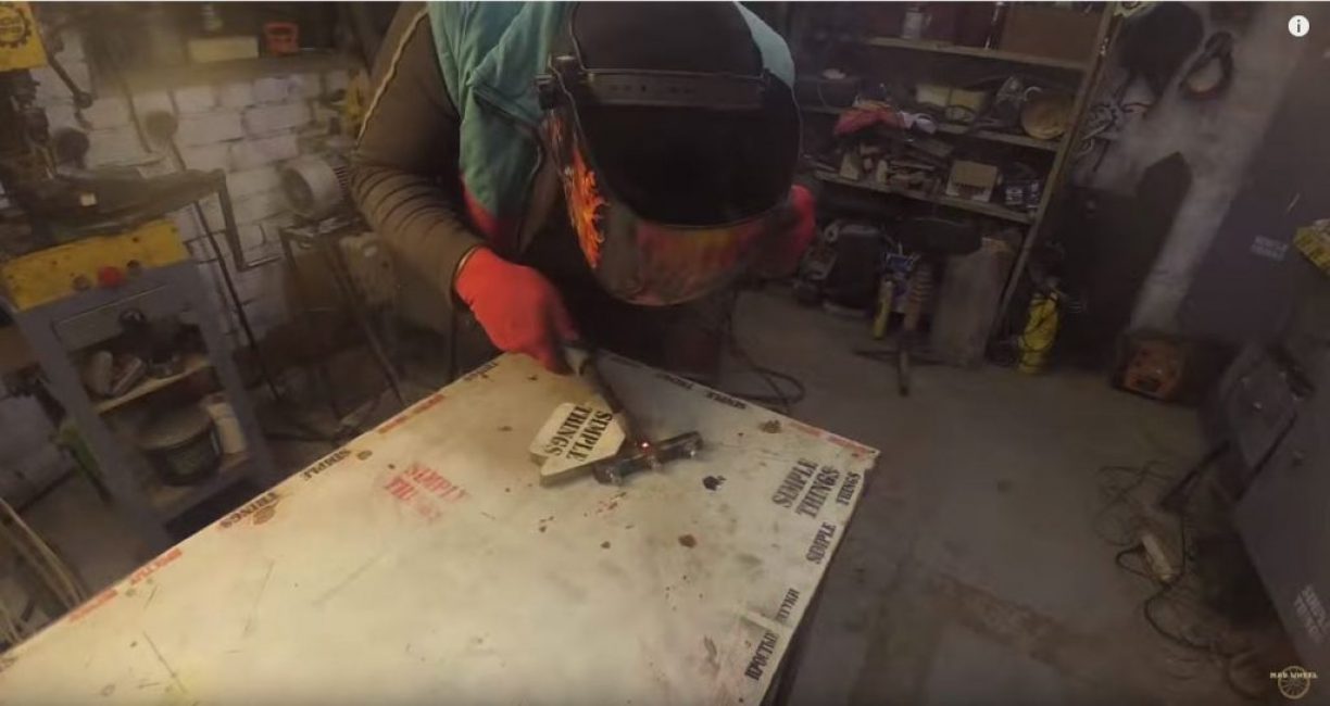 Au verso du tuyau, nous soudons un long morceau de la poignée au trou traversant