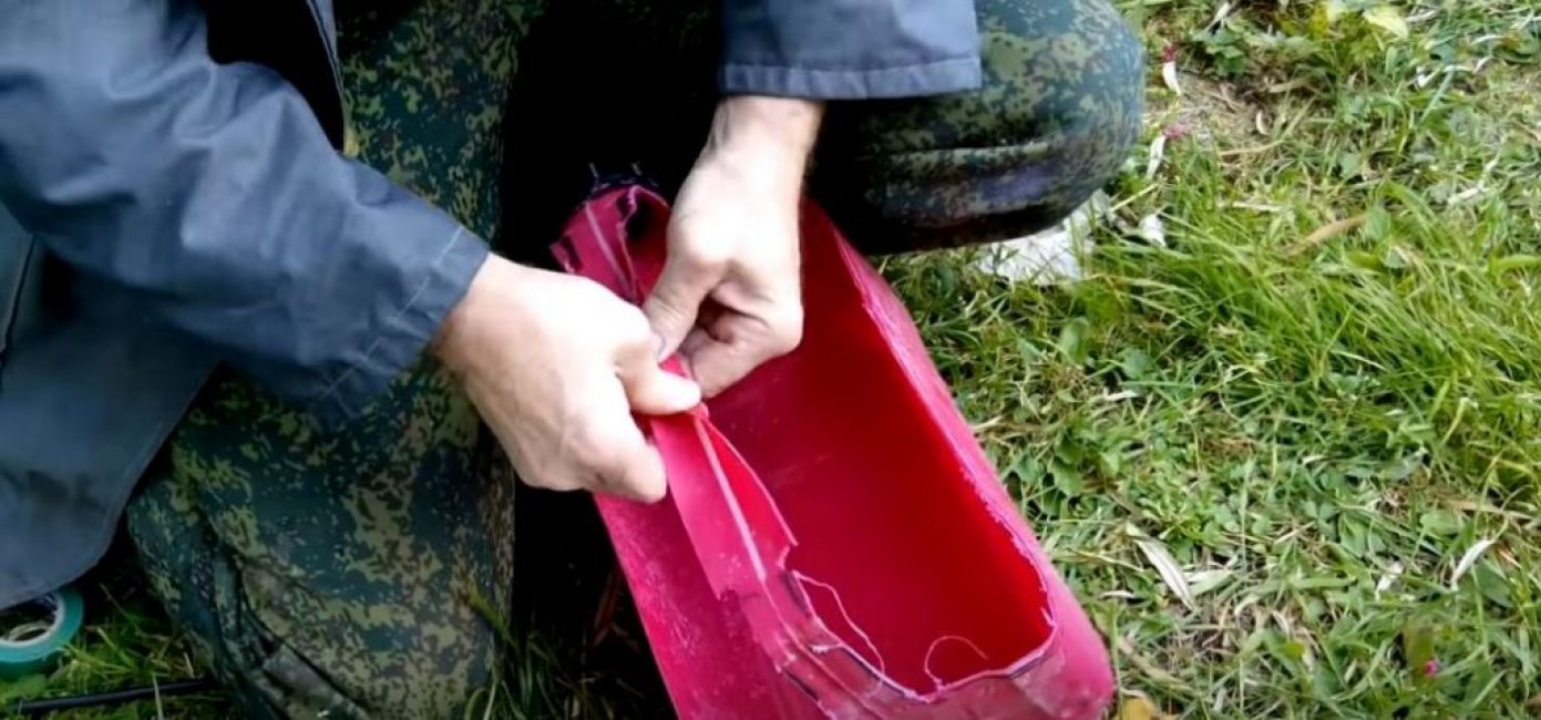 Pliez les bords de la partie la plus large de la poignée du tiroir vers le haut
