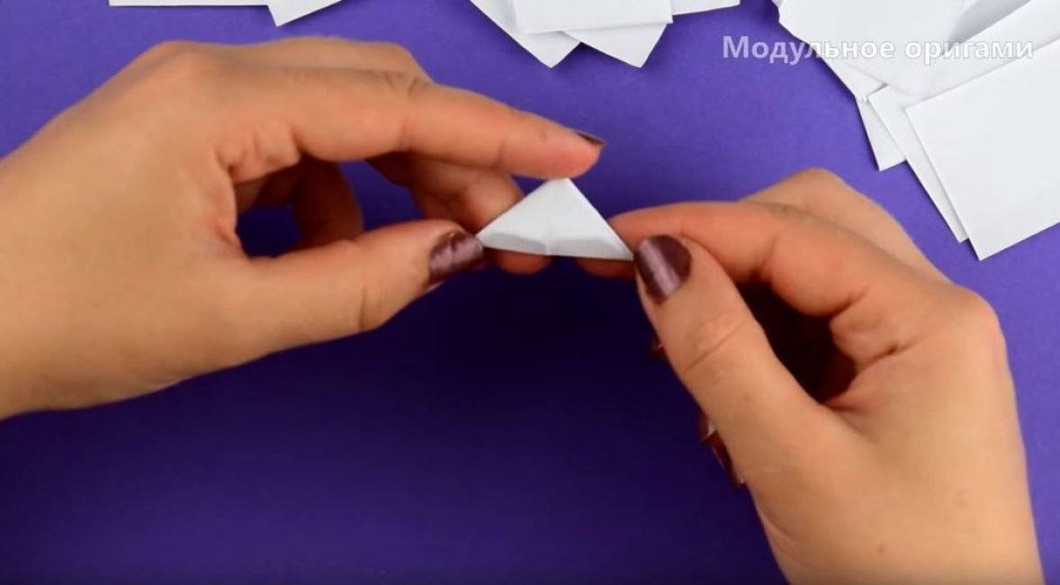 pliez les parties inférieures de la pièce pour former un triangle