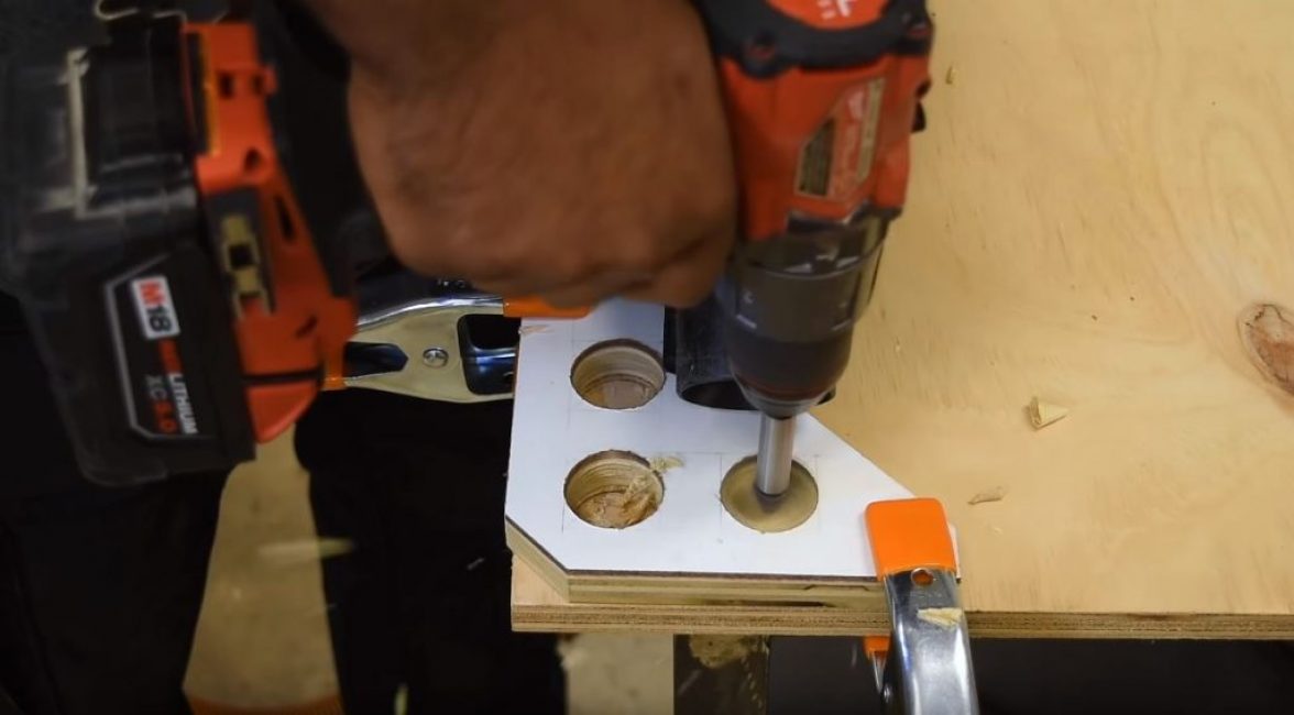 À l'aide du gabarit, marquez 3 trous et percez-les