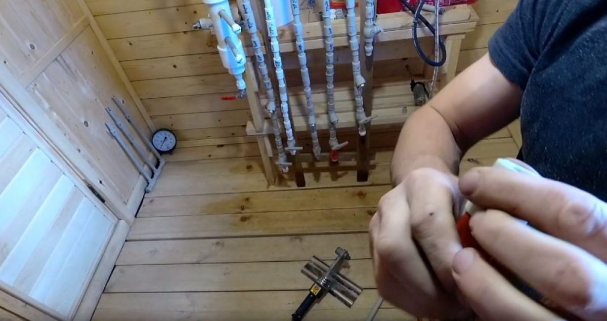 On y visse le métal