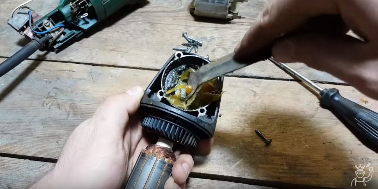 Nous remplissons le carter de la boîte de vitesses avec de la graisse spéciale