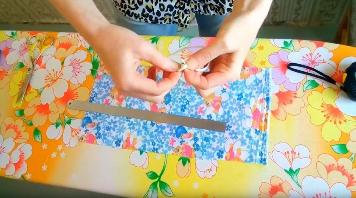 Attachez les queues de la dentelle dans un nœud